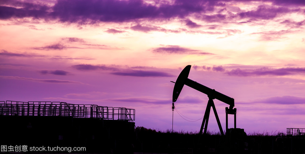 落日余暉中的能源脈絡 輸油泵剪影與輸氣管道工程施工服務